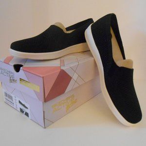 NIB Skechers Madison Ave Closest Star Slip on 7